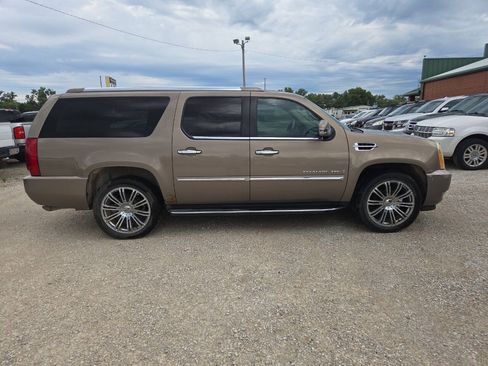 Used 2007 Cadillac Escalade ESV AWD w/ Information Package image 2