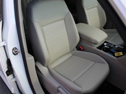 Used 2023 Volkswagen Atlas SE w/ Panoramic Sunroof Package image 3