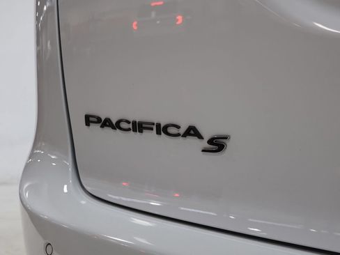 Used 2025 Chrysler Pacifica Limited FWD image 13