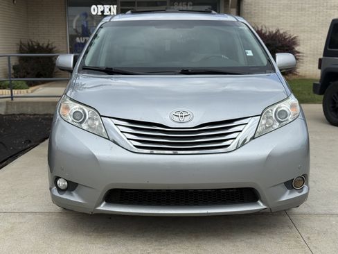 Used 2011 Toyota Sienna XLE image 2