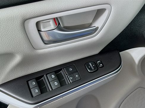 Used 2017 Toyota Camry SE w/ Moonroof Package FWD image 15