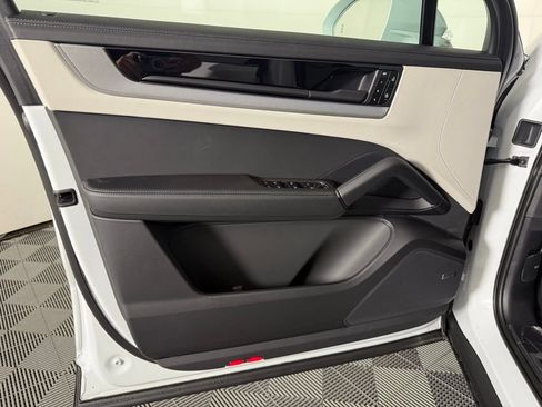 Certified 2025 Porsche Cayenne image 24