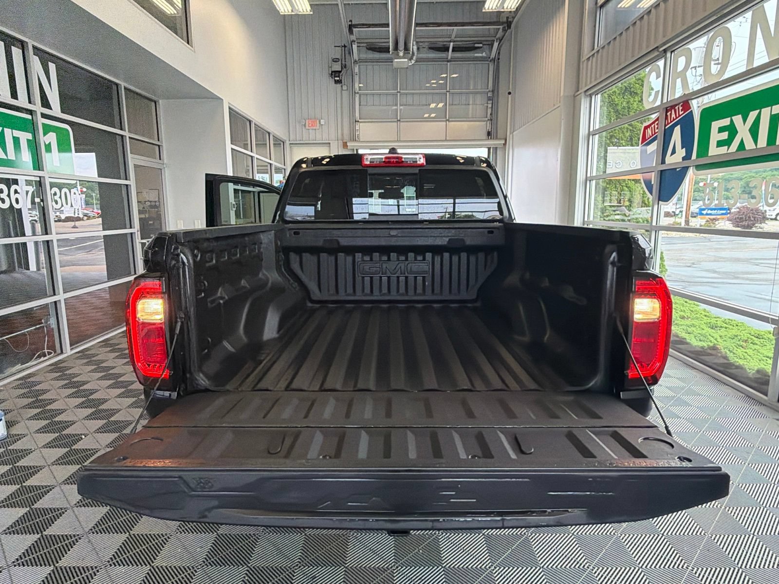 Used 2025 GMC Canyon AT4 w/ Technology Plus Package AWD/4WD image 10