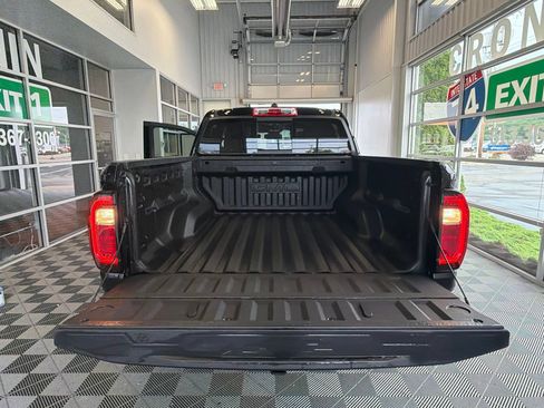 Used 2025 GMC Canyon AT4 w/ Technology Plus Package AWD/4WD image 10