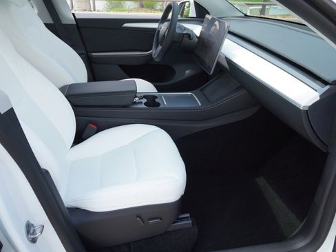 Used 2025 Tesla Model Y Long Range image 13