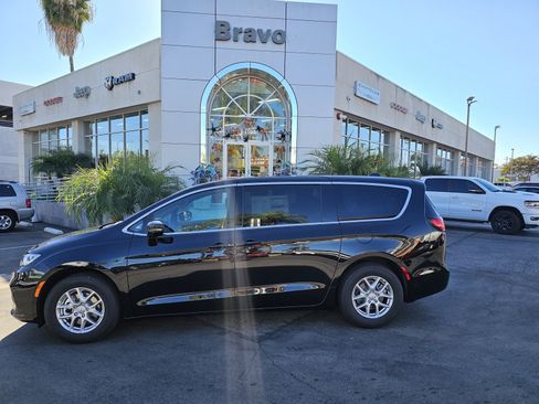 New 2026 Chrysler Pacifica Select image 4