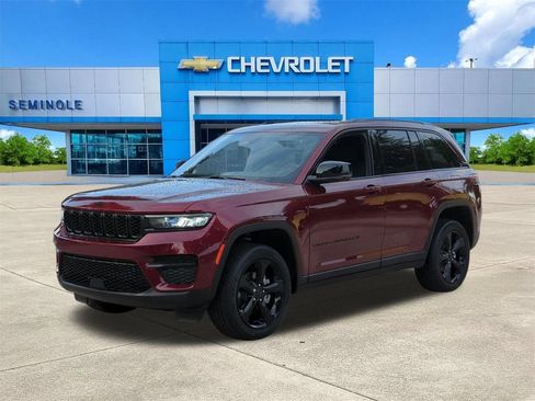 Used 2024 Jeep Grand Cherokee Altitude AWD/4WD image 2