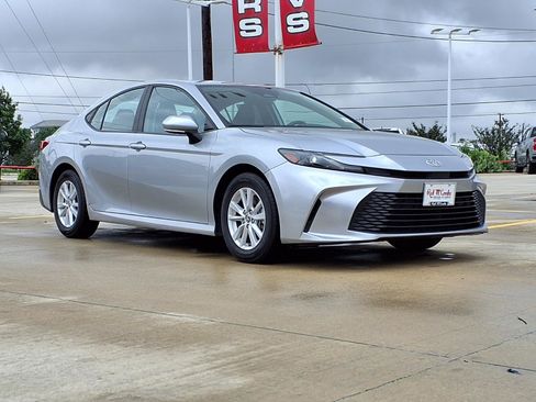 Used 2025 Toyota Camry LE FWD image 3