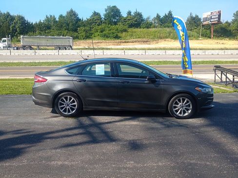 Used 2017 Ford Fusion SE w/ Fusion SE Technology Package FWD image 6