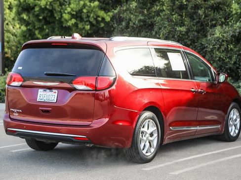Used 2019 Chrysler Pacifica Touring-L Plus w/ Tire & Wheel Group image 4
