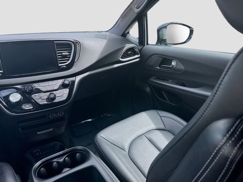 Used 2025 Chrysler Pacifica Select FWD image 21