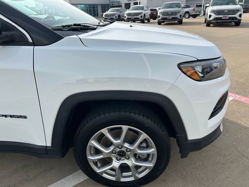 Used 2025 Jeep Compass Limited AWD/4WD image 2