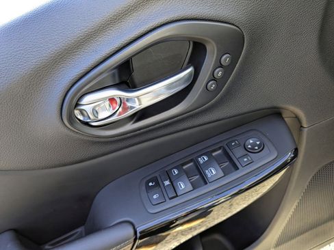 Used 2023 Jeep Cherokee Altitude Lux w/ Lux Elite Package image 10