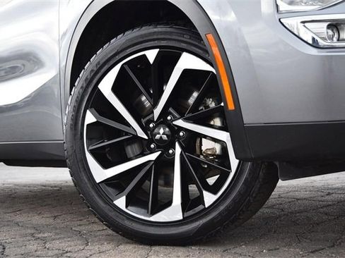 Used 2023 Mitsubishi Outlander SE image 3