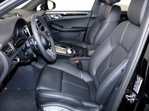 Certified 2025 Porsche Macan image 5