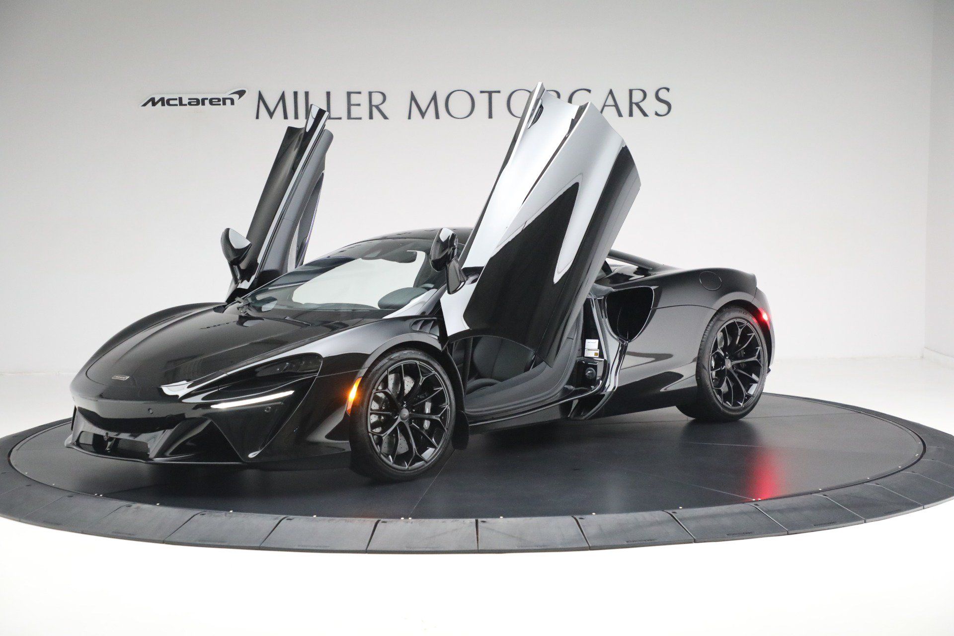 Used 2025 McLaren Artura RWD image 14