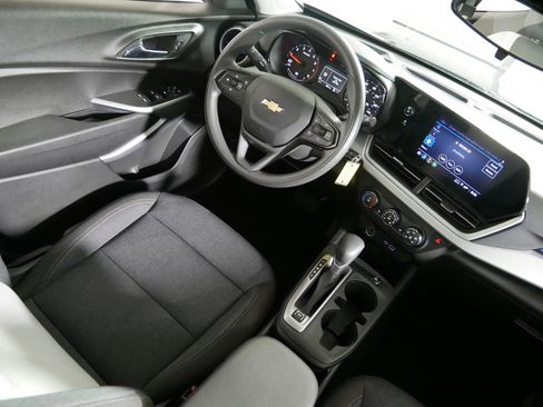 Used 2025 Chevrolet Trax LS w/ LS Convenience Package FWD image 9