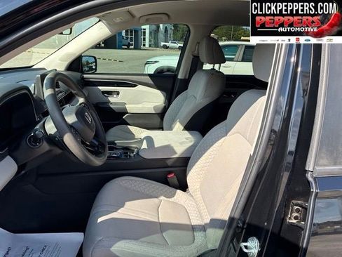 Used 2023 Honda Pilot LX image 12