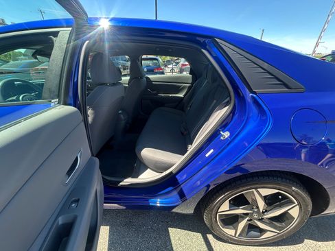Used 2023 Hyundai Elantra SEL w/ Convenience Package FWD image 5
