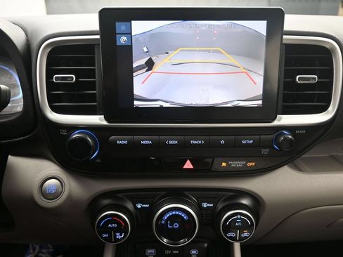 Used 2024 Hyundai Venue SEL FWD image 12