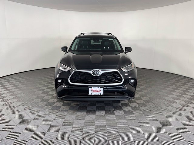 Used 2022 Toyota Highlander XLE AWD/4WD image 2