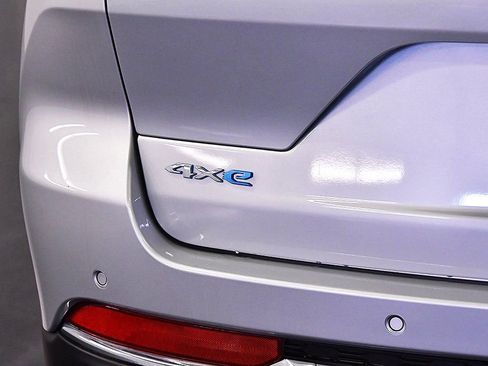 Used 2023 Jeep Grand Cherokee 4WD 4xe w/ Luxury Tech Group II image 11