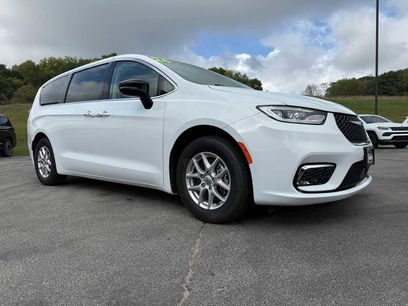 Used 2024 Chrysler Pacifica Touring-L