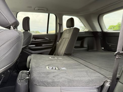 Used 2023 Jeep Grand Cherokee Laredo image 16