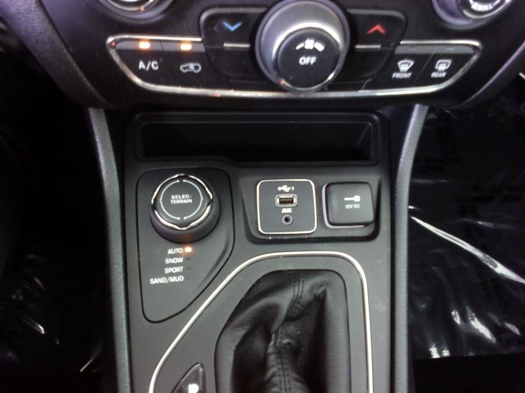 Used 2022 Jeep Cherokee Latitude w/ Sun & Sound Group AWD/4WD image 11