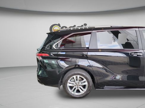 Used 2025 Toyota Sienna Limited image 31
