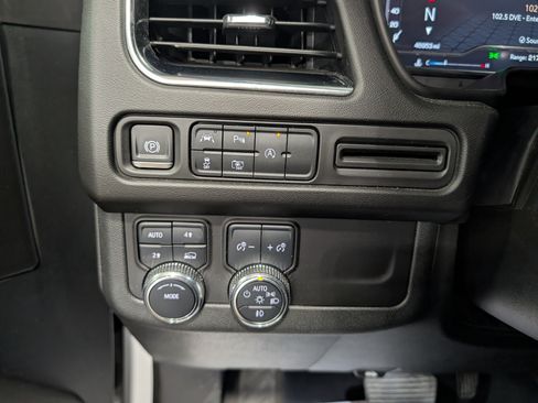 Used 2024 GMC Yukon SLT w/ SLT Luxury Package AWD/4WD image 11