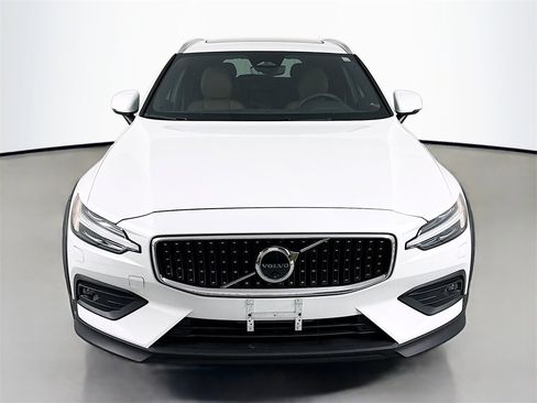 Used 2024 Volvo V60 B5 Cross Country Plus w/ Protection Package Premier image 6