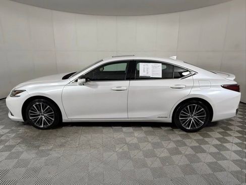 Used 2022 Lexus ES 300h w/ Premium Package image 3