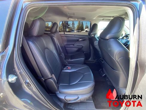 Used 2023 Toyota Highlander XLE AWD/4WD image 18