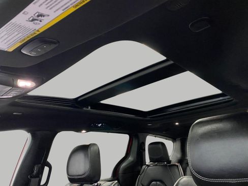 Used 2025 Chrysler Pacifica Limited FWD image 30