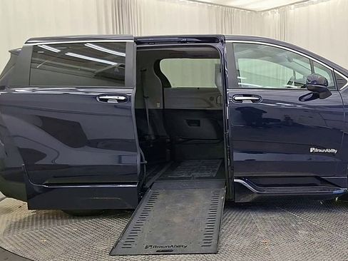 Used 2022 Toyota Sienna XLE image 9