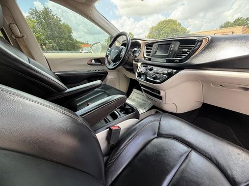Used 2017 Chrysler Pacifica Touring-L FWD image 26