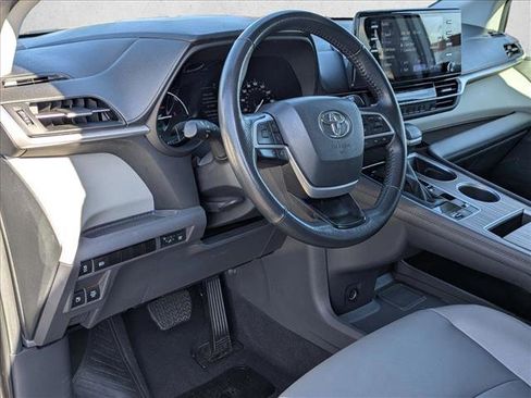 Used 2024 Toyota Sienna XLE image 10