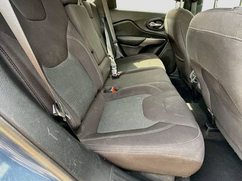 Used 2021 Jeep Cherokee Latitude AWD/4WD image 27