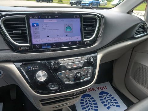 Used 2023 Chrysler Pacifica Touring-L FWD image 28
