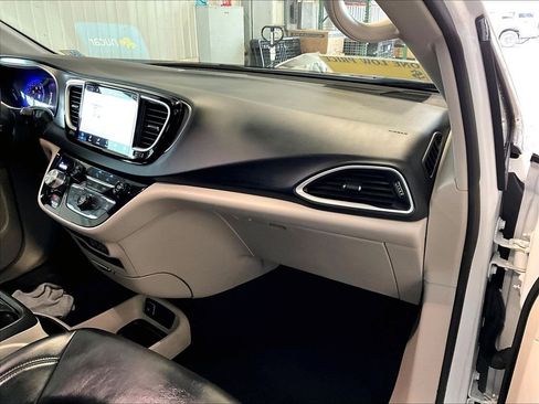 Used 2023 Chrysler Pacifica Touring-L FWD image 13
