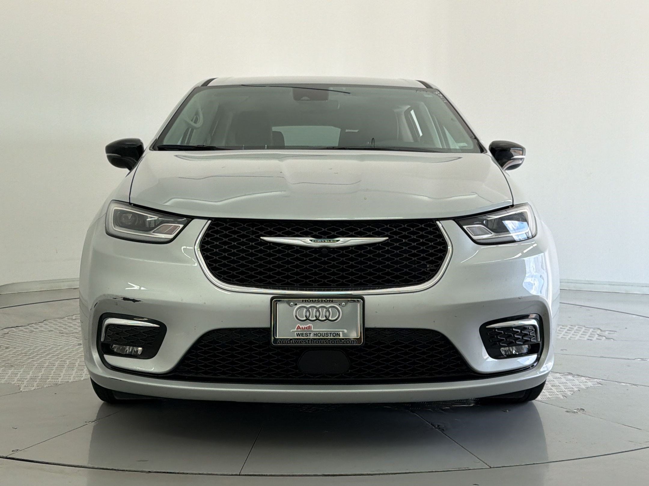 Used 2024 Chrysler Pacifica Touring-L FWD image 6