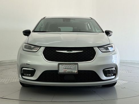 Used 2024 Chrysler Pacifica Touring-L FWD image 6