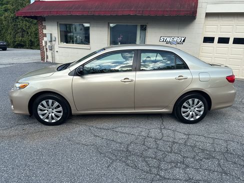 Used 2013 Toyota Corolla LE FWD image 2