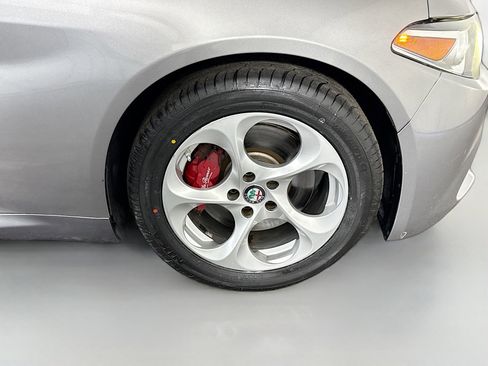 Used 2019 Alfa Romeo Giulia Base image 32