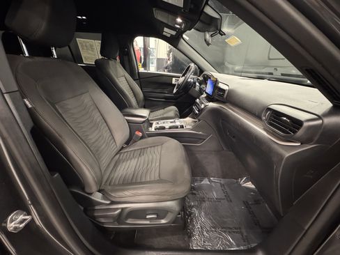 Used 2020 Ford Explorer XLT image 25