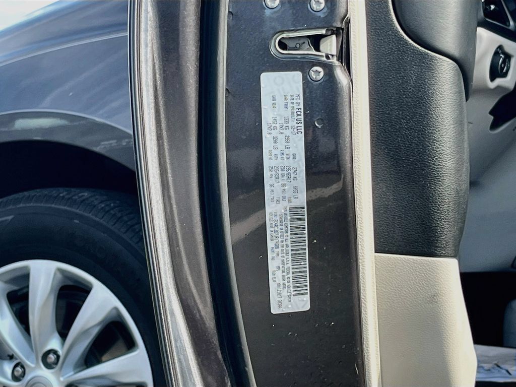 Used 2018 Chrysler Pacifica Touring-L w/ Premium Audio Group FWD image 31