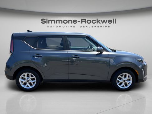 Used 2025 Kia Soul LX w/ LX Technology Package FWD image 7