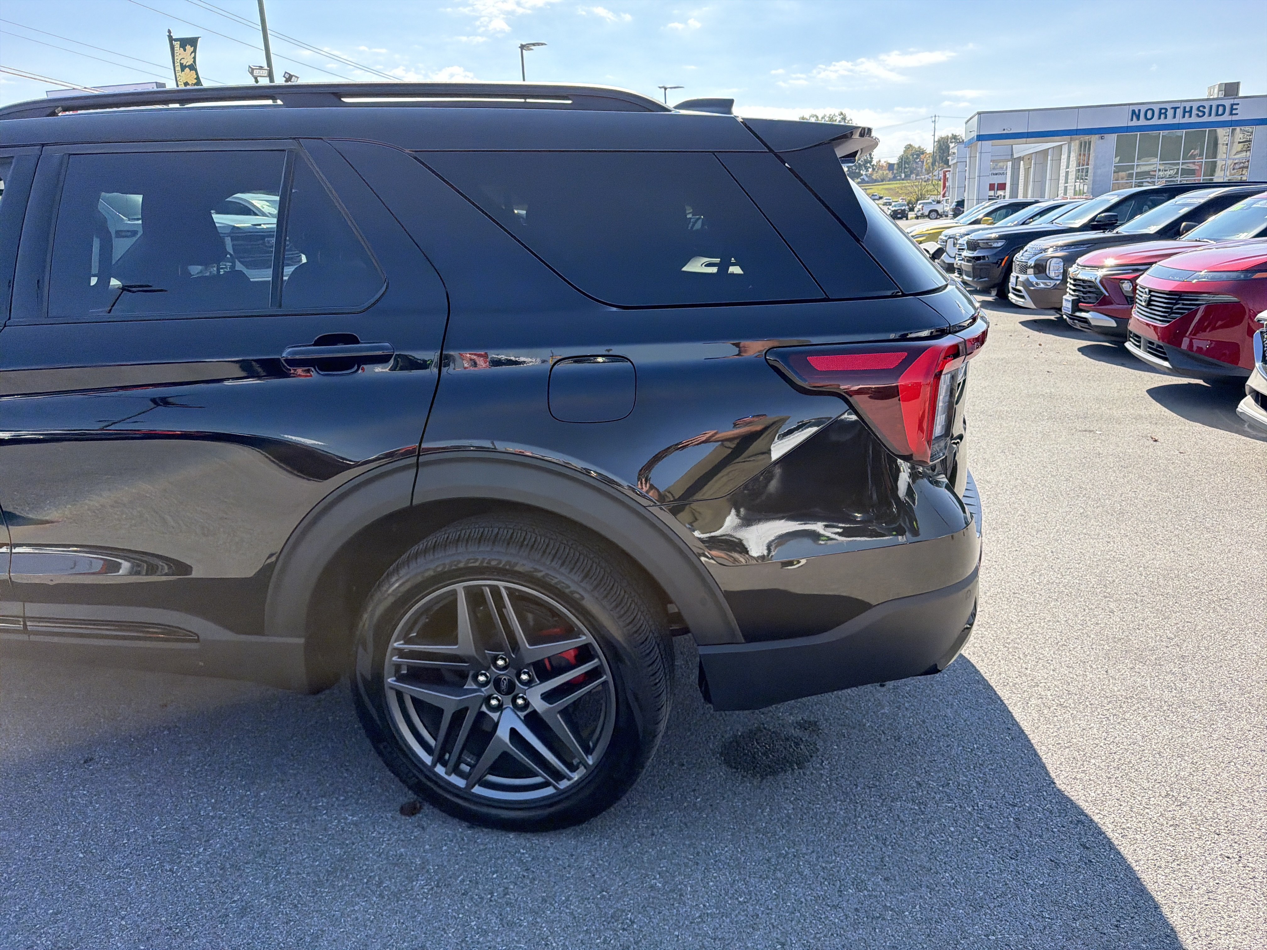 Used 2025 Ford Explorer ST-Line w/ ST-Line Street Pack AWD/4WD image 10