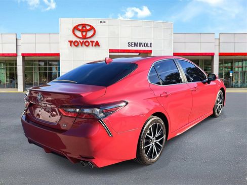 Used 2022 Toyota Camry SE image 3